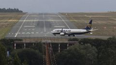 Un avin de Ryanair a punto de despegar en el aeropuerto de Lavacolla
