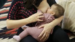 Imagen de archivo de una mujer dando de mamar a su beb�