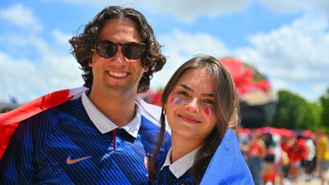 Pareja de aficionados franceses en su camino al estadio para ver las semifinales del Mundial entre Francia y Espa�a.