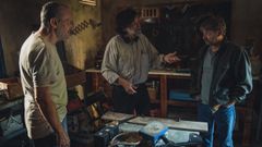 V�ctor Erice da instrucciones durante el rodaje a los actores Jos� Coronado y Manolo Solo.