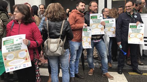 Docentes de la escuela p�blica exigen la recuperaci�n de los derechos previos a la crisis, en una concentraci�n frente a la consejer�a.Docentes de la escuela p�blica exigen la recuperaci�n de los derechos previos a la crisis, en una concentraci�n frente a la consejer�a