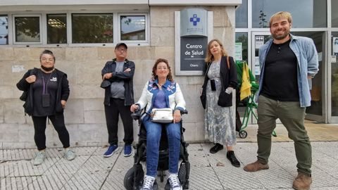 La portavoz y concejala de Somos Oviedo, Ana Taboada, acompaada del diputado de Podemos Asturies, Dani Ripa y la portavoz de Podemos Oviedo, Luisa Nogueiro, delante deL Centro de Salud de Otero