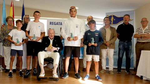 Ramiro Carregal Rey, con los ganadores de la Regata Gadis en el Club Náutico de Ribeira