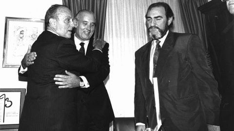 Manuel Montero Gómez. Valladolid, 1933-Ourense, 2006. Fue médico y jefe de cirugía general en Ourense. Era senador cuando le llamó Fraga, que aparece en la imagen abranzando a Romay Beccaría.