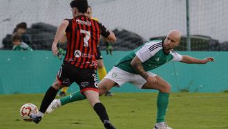Javi Celes intenta frenar a un jugador del Laln en el ltimo partido en A Marosa.