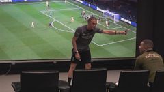 Luis Enrique, con Mbappé, en una charla técnica la temporada pasada que recoge el documental «No tenéis ni *** idea».