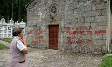 Una vecina de Fervenzas, compungida ante las pintadas de la iglesia. 