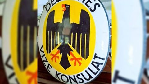 Placa del consulado que abri� el Gobierno alem�n en Monforte en 1934