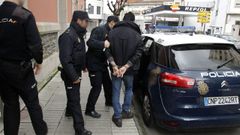 Momento en que uno de los detenidos de Monforte sale del juzgado esposado y custodiado por la polic�a tras prestar declaraci�n