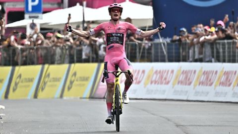 Jonas Vingegaard celebra su quinta victoria en un Giro en el que ha arrasado