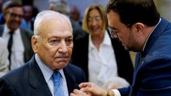 El presidente del Principado, Adri�n Barb�n, colocando la insignia de la Orden del M�rito Civil a Francisco Rodr�guez