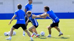Jugadores del Deportivo, durante el entrenamiento de este lunes en el D�por Training Center.