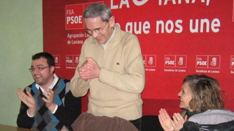 Pablo Garc�a, entre Adri�n Barb�n y Mar�a Luisa Carcedo, en foto de archivo celebrando su 80 cumplea�os
