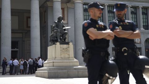 Dos polic�as junto a la estatua de Vel�zquez del Museo del Prado patrullan en Madrid con motivo de la Cumbre de la OTAN.