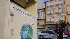 Contenedores de ropa en una calle de Monforte