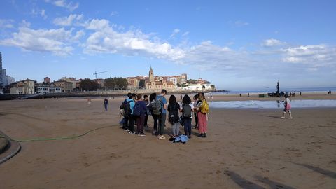 Los alumnos del IES Fern�ndez Vall�n organizan la limpieza de la playa de San Lorenzo