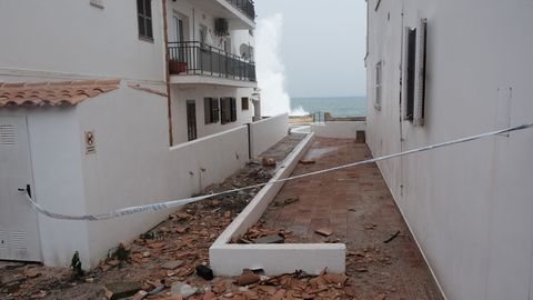 Calle cortada por elementos de inmuebles daados tras el paso de la borrasca Gloria en Mallorca.