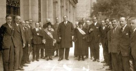 Arriba, profesoras de la Normal; debajo, corporación de Toledo