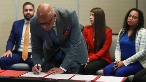 El presidente de la Asamblea Nacional de Venezuela, Jorge Rodr�guez, firma el documento pactado entre los negociadores