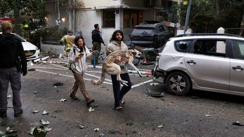 Civiles caminan hac�a un refugio mientras suenan las sirenas poco despu�s de que Ir�n lanzara misiles sobre Tel Aviv.