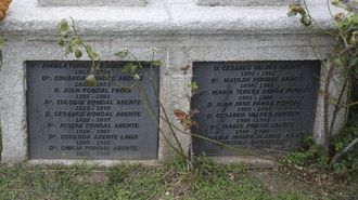 Tumbas de la familia Pondal, en el cementerio de la parroquia de Cospindo, Ponteceso