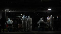 arios sanitarios llevan a cabo test PCR en un s�tano en Shijiazhuang, este martes. Shijiazhuang, capital de la provincia de Hebei,