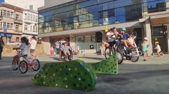 Circuito de bicicletas adaptadas, ayer en la Praza, con �ntegro y Fundaci�n Enki. 