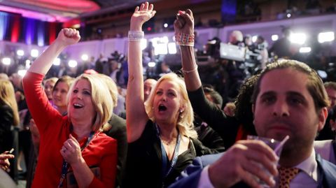 Seguidores republicanos celebran algunos de los resultados. 