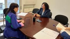 La alcaldesa de Teo, Luc�a Calvo (derecha), en la firma de la cesi�n de la parcela para el nuevo centro de salud de A Ramallosa el pasado a�o