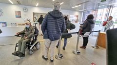 Usuarios hacen cola ante el mostrador del centro de salud de A Parda, en Pontevedra