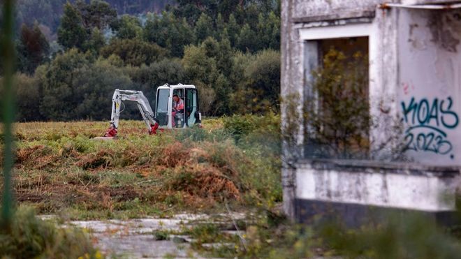 Trabajos en Mandiá, el pasado octubre, cuando se comunicó el inicio de los sondeos arqueológicos previos a las obras de la Ciudad Deportiva del Racing.