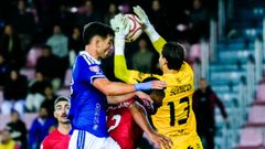 Carlos Dom�nguez salta a cabeza durante el Numancia-Real Oviedo