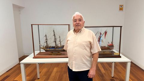 Daniel Chao con dos de sus maquetas de barcos en madera