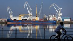 Un mercante descargando en el puerto de Vilagarc�a de Arousa en junio del 2023.