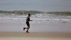 El deporte sustituye la resaca en las playas sin hogueras de la r�a de Vigo