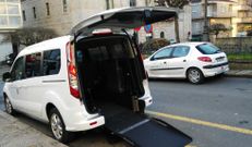 El taxi est� ubicado en la parada de la praza Maior de O Carballi�o.