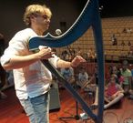 Roi Casal asegura que los conciertos �das festas de ver�n de Galicia� son sus favoritos. Y nunca ha temido compartir sus secretos musicales con su p�blico, sea de la edad que sea. 