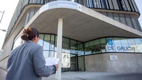Una mujer se dirige al edificio de la Secci�n Civil del Tribunal de Instancia de Pontevedra.