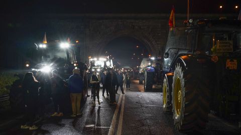 Contin�a el corte del acceso a la ciudad
