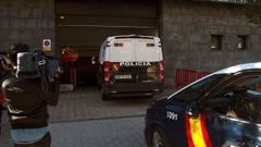 Vista del furg�n policial que traslad� hoy a la Audiencia de Navarra a tres de los cinco condenados