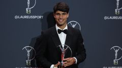 Carlos Alcaraz posa con el premio Laureus a deportista del a�o.