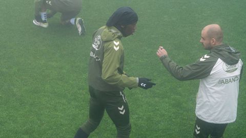 Ilaix Moriba, uno de los habituales del Celta que no viajaron a Barcelona, con el preparador fsico lex Andjar este sbado.