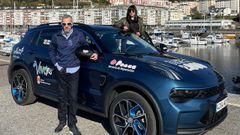 Cubi y Shirley posan con el Lynk and Co ante la r�a de Viveiro