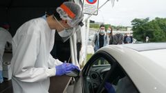 Un sanitario realiza un test en la zona habilitada en el Hospital de Basurto, en Bilbao, donde se ha registrado un brote de coronavirus