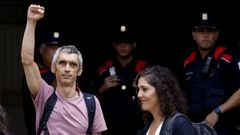 Roger Espa�ol, este mi�rcoles a las puertas de la Audiencia de Barcelona, junto a la directora de Ir�dia Ana�s Franquesa.
