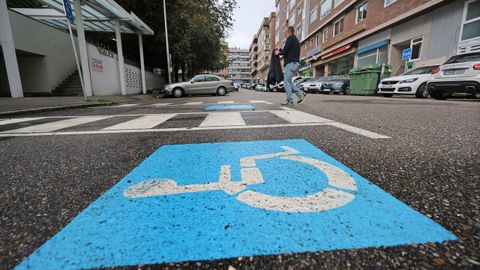 Plaza reservada ante un centro de salud de Vigo.