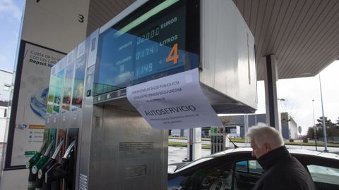 Un letrero informa en una gasolinera de O Ceao de que no hab�a personal en las instalaciones