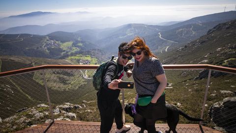 El mirador de pico Muralla se ha convertido en un polo de atraccin de visitantes que no dudan en sacar sus mviles