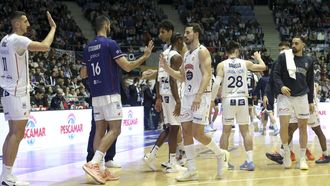 Los jugadores del Obradoiro, antes de retirarse a los vestuarios para el descanso