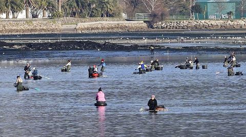 El marisqueo a pie cree que no queda m�s remedio que prolongar el cese de actividad